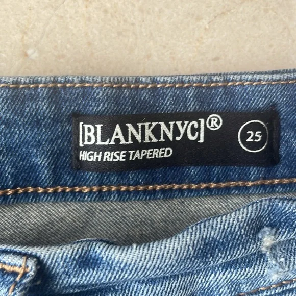 BLANKNYC DISTRESSED EMBROIDERED JEANS - Picture 4 of 7